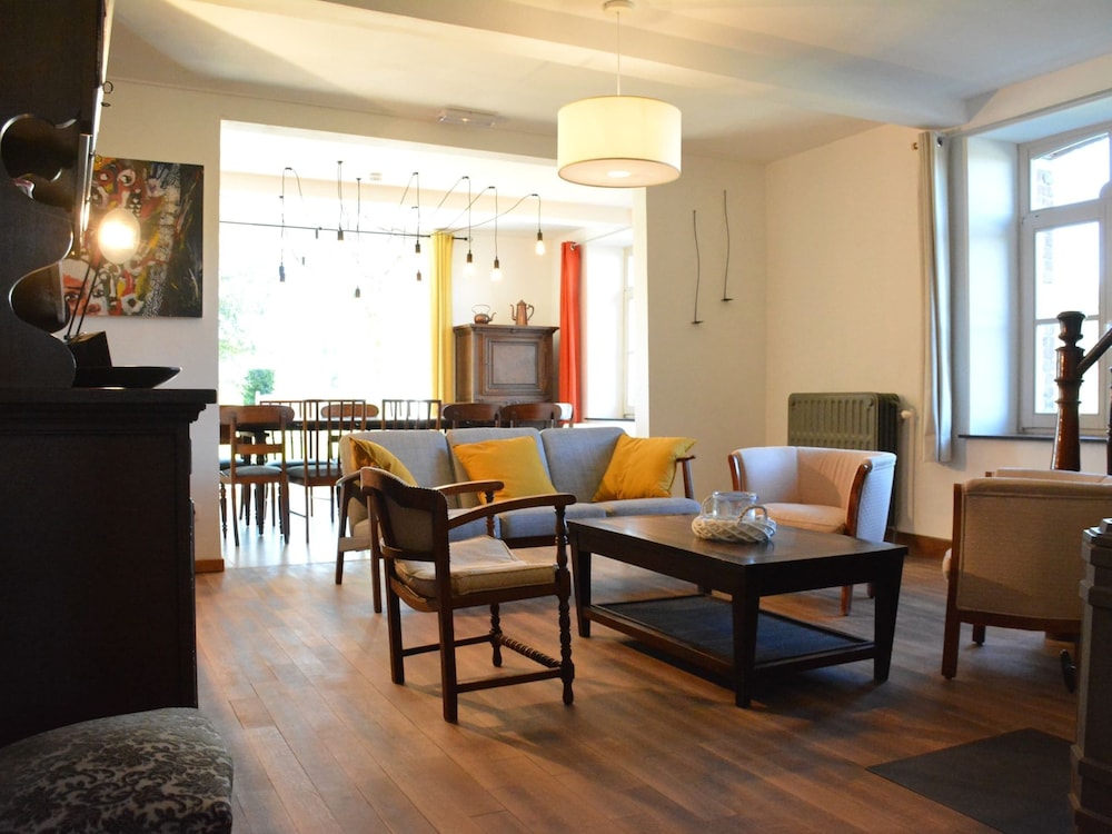 Modern 2-bed Victorian Apartment - Sleeps 6 & Pets
