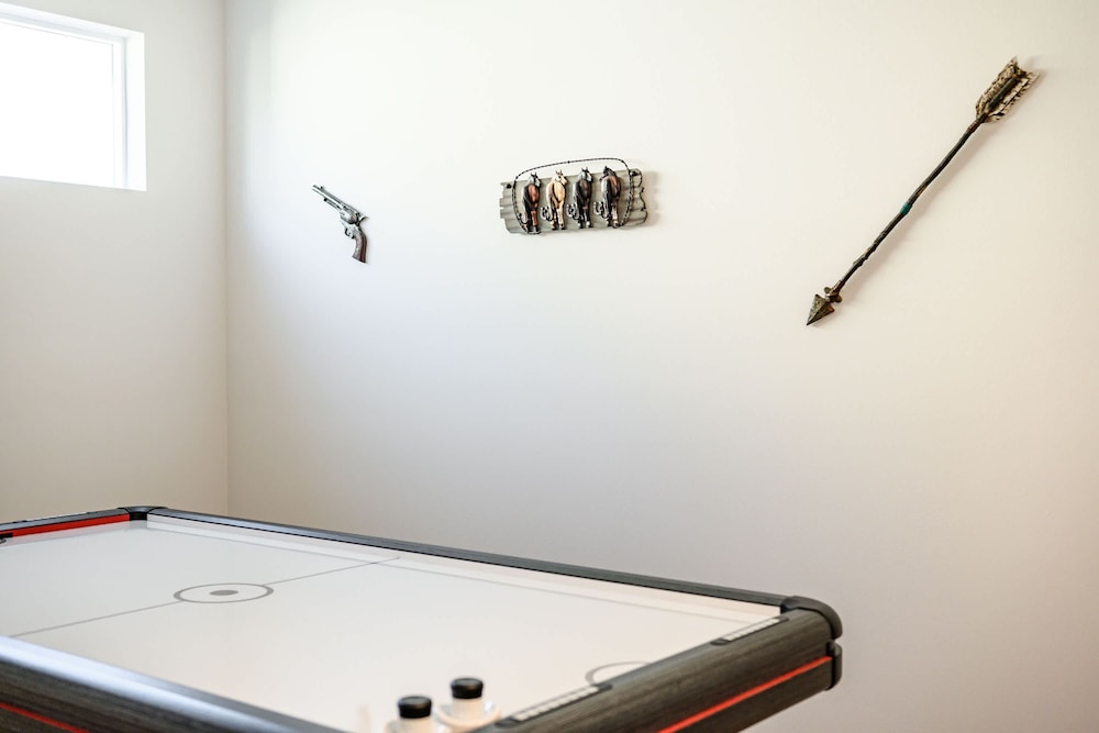 Spacious 5BR Getaway w Game Room Modern Comfort
