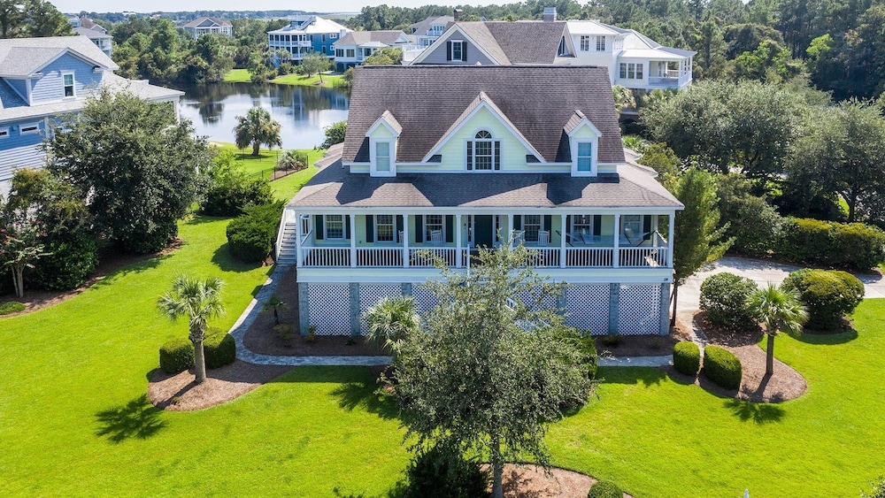 Inviting Beach Retreat With Wonderful Lake Views To Relax And Enjoy 5 Bedroom Home by Peace Vacations