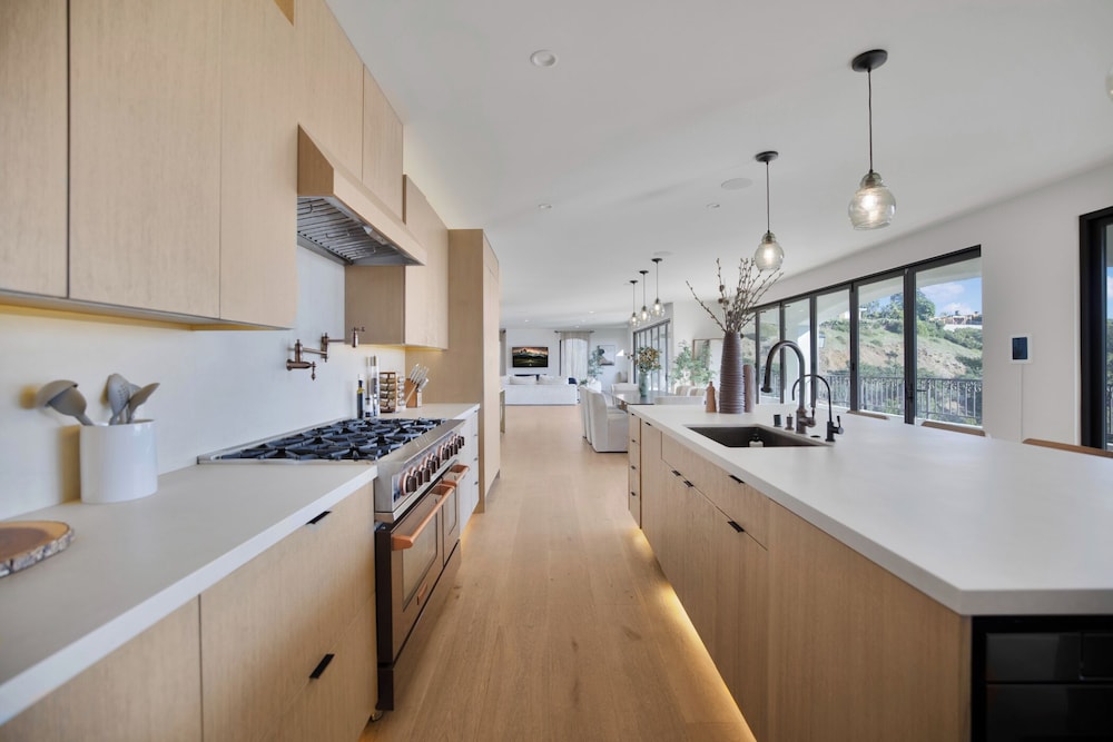 Villa Solea - Mulholland Retreat w/ Pool, Spa & Iconic LA Views
