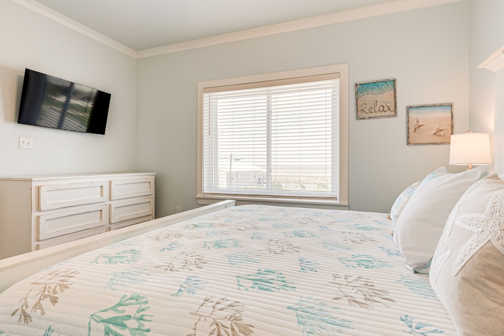< 1/2 Mi to Beach: Waterfront Dauphin Island Home view 4