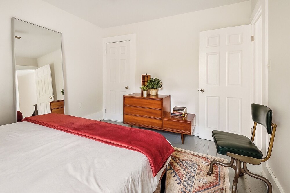 Detroit 6BR House Wifi, Parking, Pet Friendly