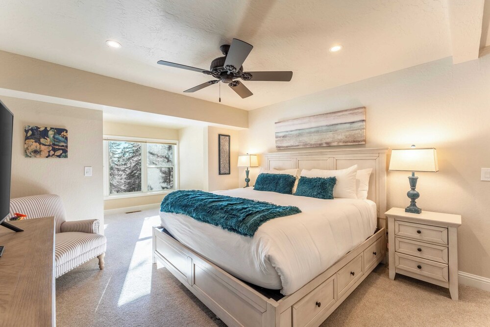 Views + Mins to Skiing, Lake, & Incline Village Incline Serenity by Avantstay