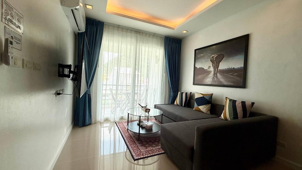 6-20 - 2 Bdr Condo With Balcony and Shared Pool
