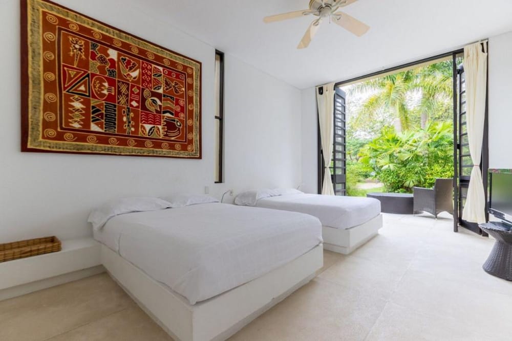 w Majestic 4BR Villa w Pool at Mesa de Yeguas