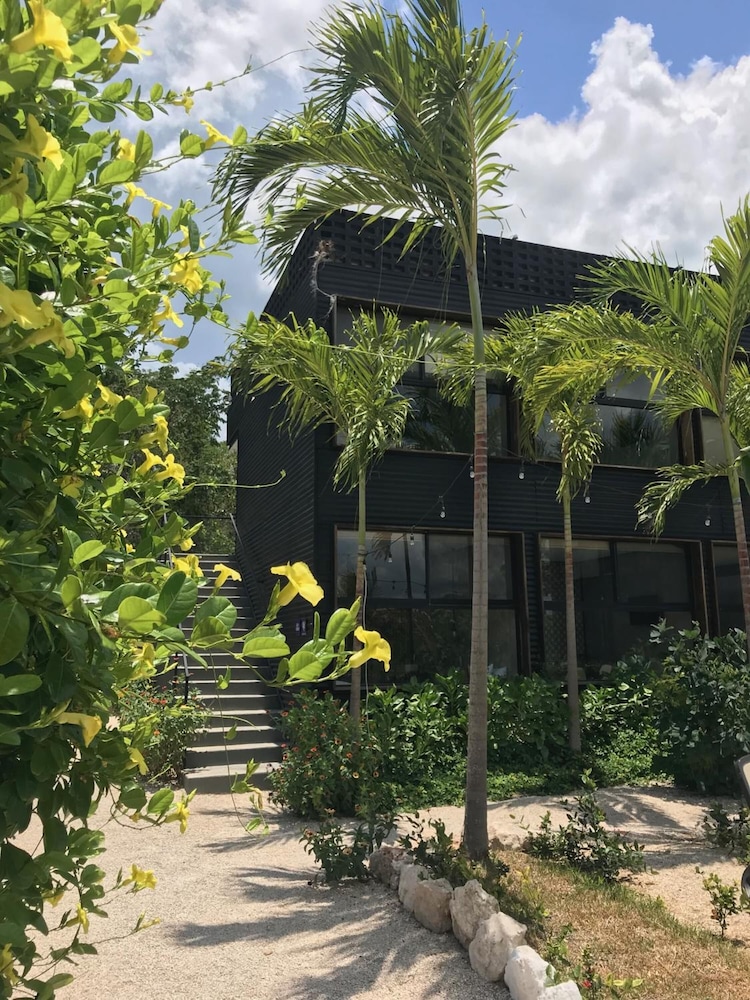 Hotel Urban Bacalar Hotel - Image 1