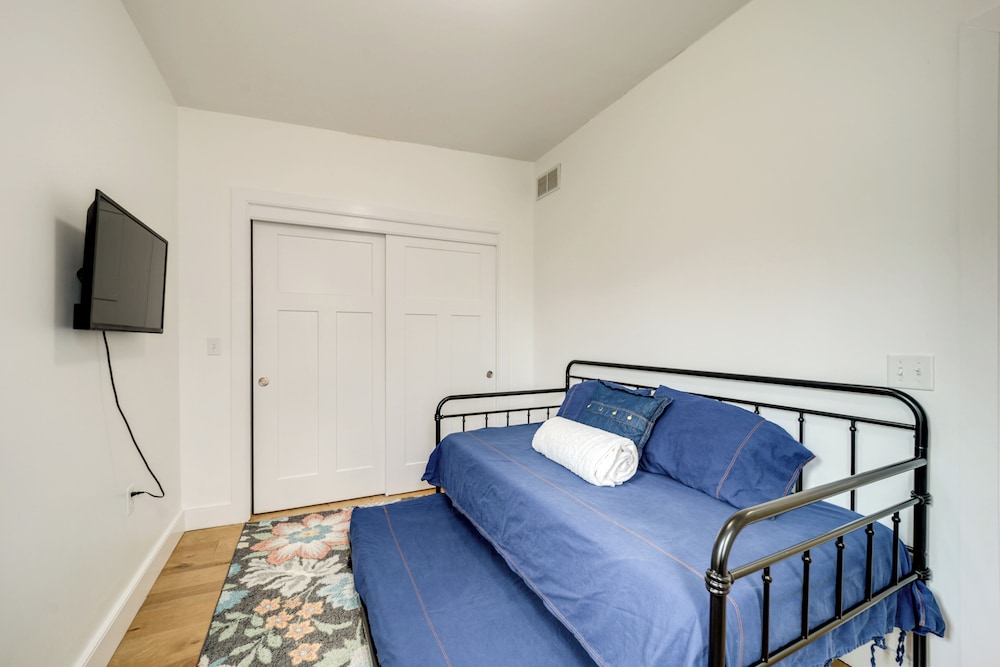 Queen City Charm Near University & Hospitals!