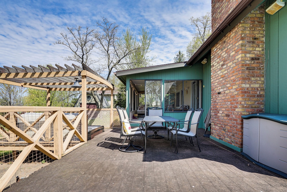 'love Lake Retreat w/ Hot Tub in New Richmond!