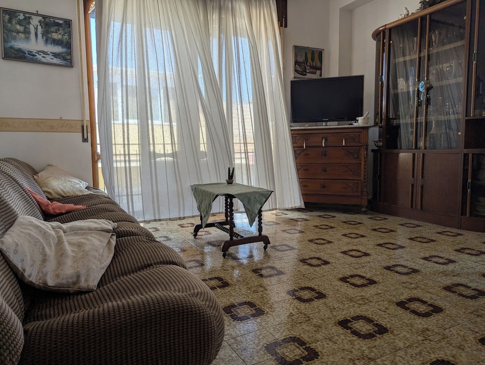 Sicilian Apt in Donnalucata-sleeps 4- 2 Min Beach