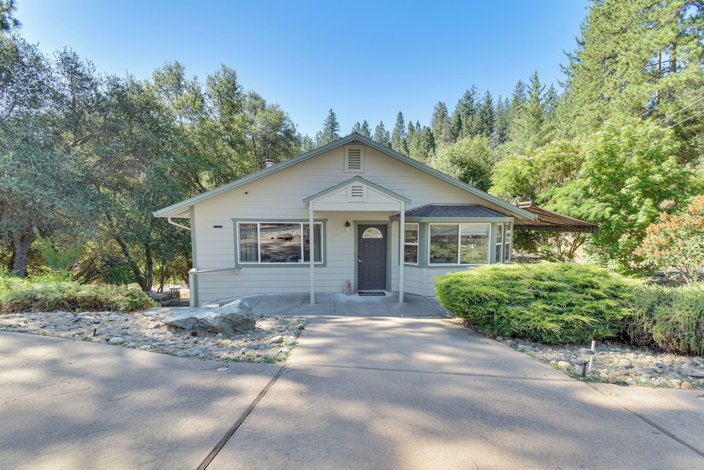 Gateway to Yosemite: Group-friendly Groveland Home