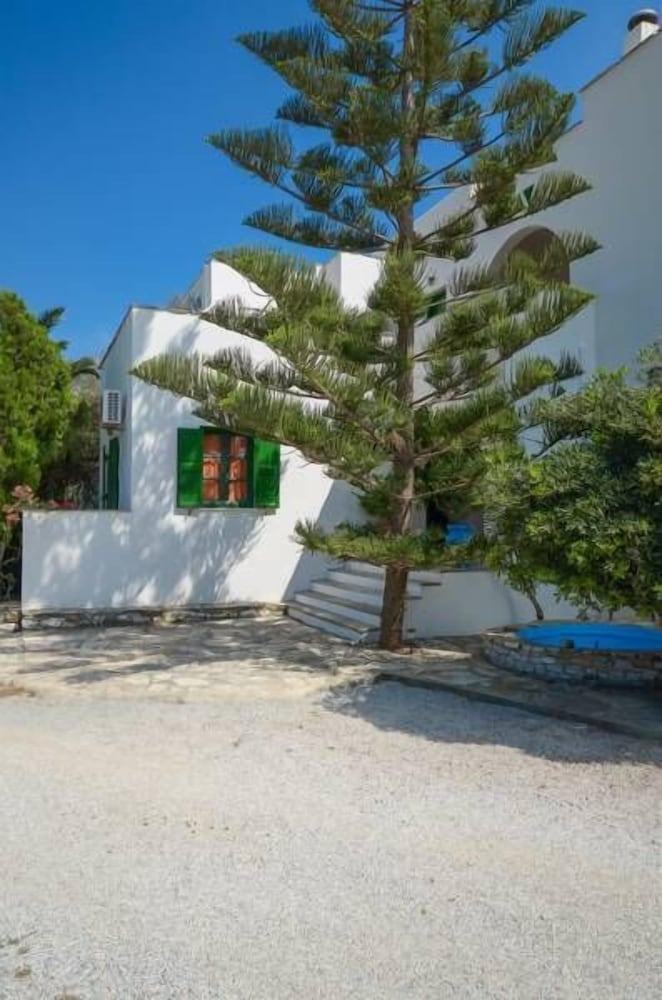 Studios Vrettos Beachfront Hotel