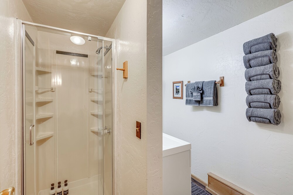1 Mi to Skiing: Mtn-view Cabin in Big Bear Lake