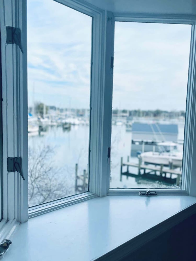 Waterfront Views With King Bed in Solomons Island