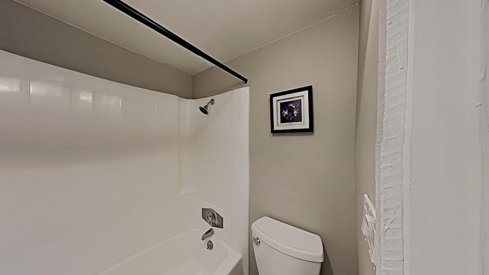 Spacious 2 BR Units at 1849 Condos With Free Pool, Parking & Wifi