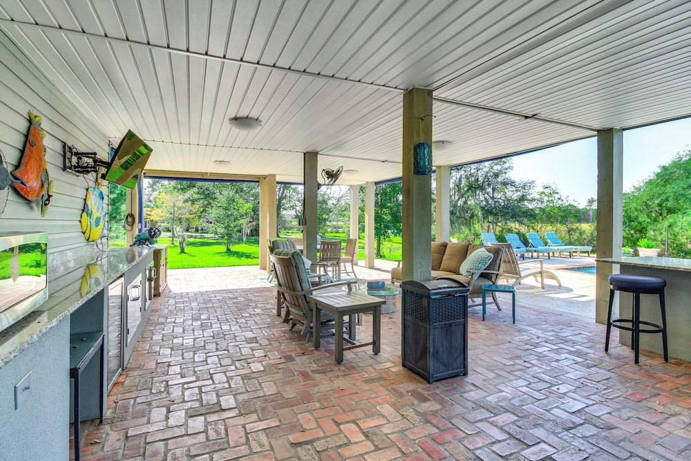 Pool, Fire Pit & Tennis Court: Gem in Bay St Louis