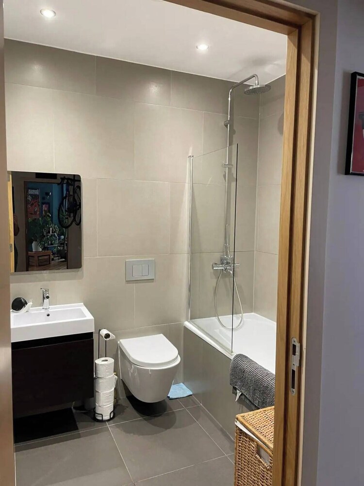 Sleek 1BD Flat W/private Balcony - Denmark Hill!