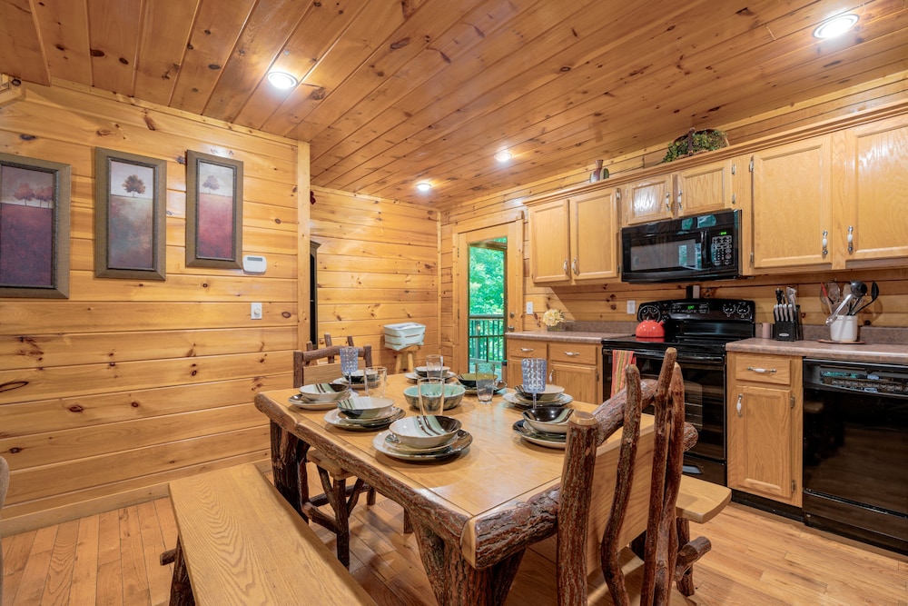 Rosey Bear 2 Bedroom Cabin