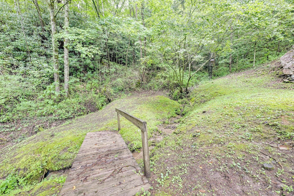 Trail Access & Tranquil Setting: Franklin Retreat!