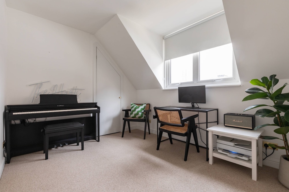 Princes Gate Mews III by Onefinestay