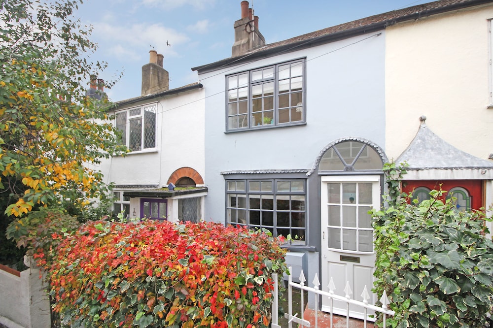 Sunny Cottage | By My Getaways | Free Parking