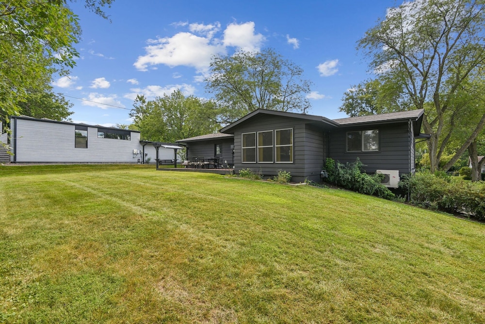 Iowa City 4br Backyard Walk To Stadium 4 Bedroom Home