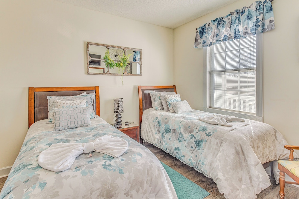 Swim, Putt & Play: Central Condo in Myrtle Beach!