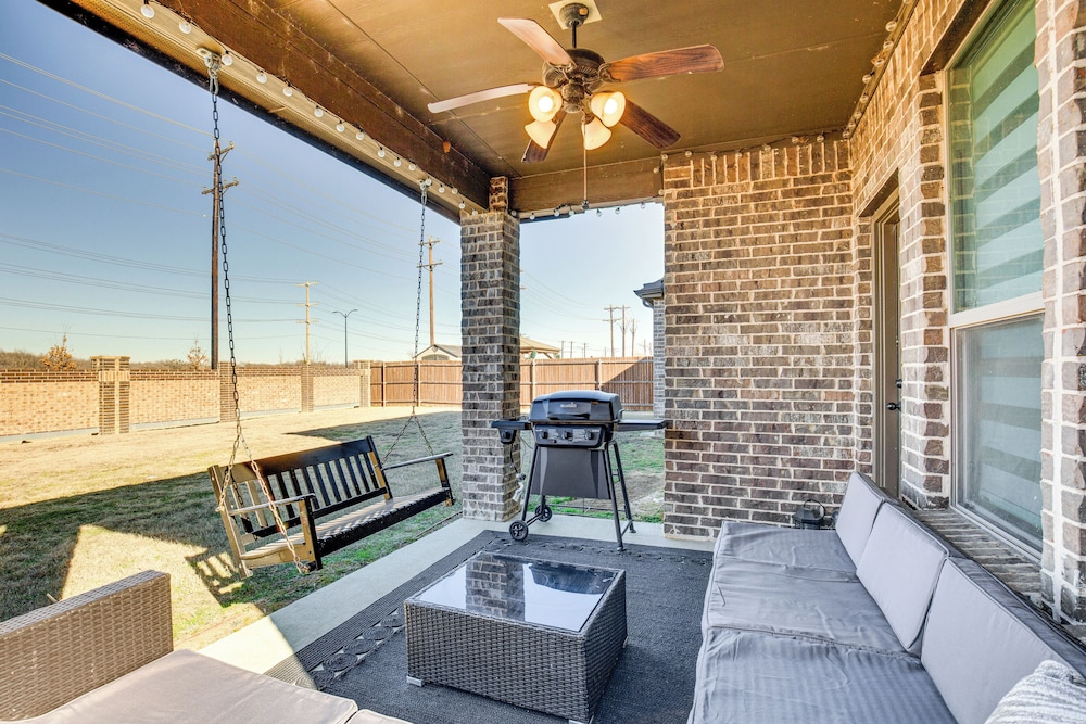 6 Mi to Lake Lewisville: Chic Retreat in Frisco!