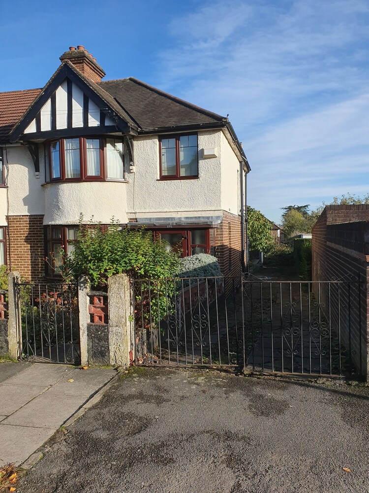 Elegant 3 Bed house walk Wembley stadium view 3