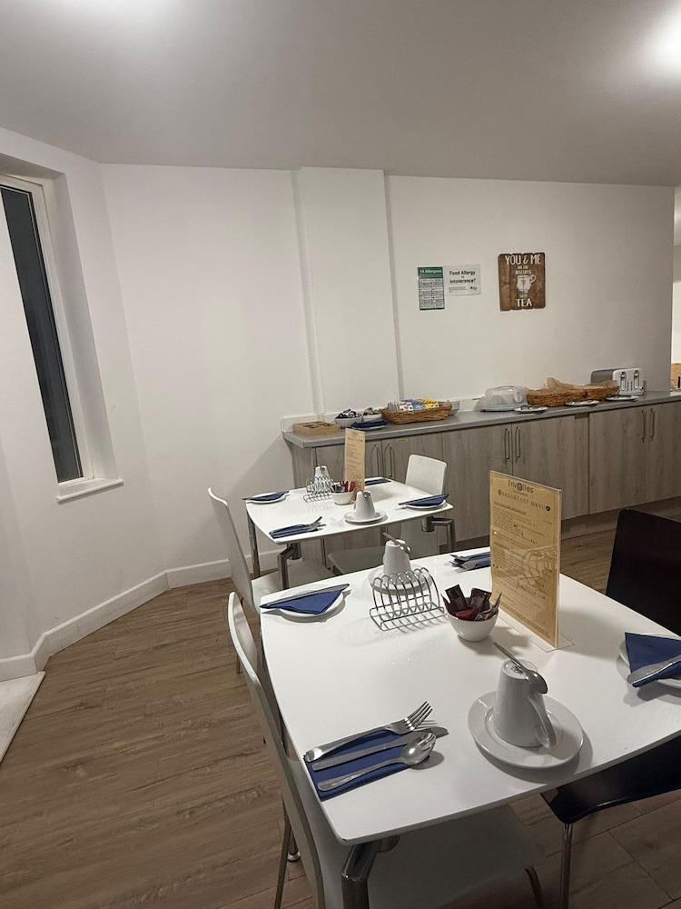 Crawley Vacations - Trivelles Gatwick - Property Image 1