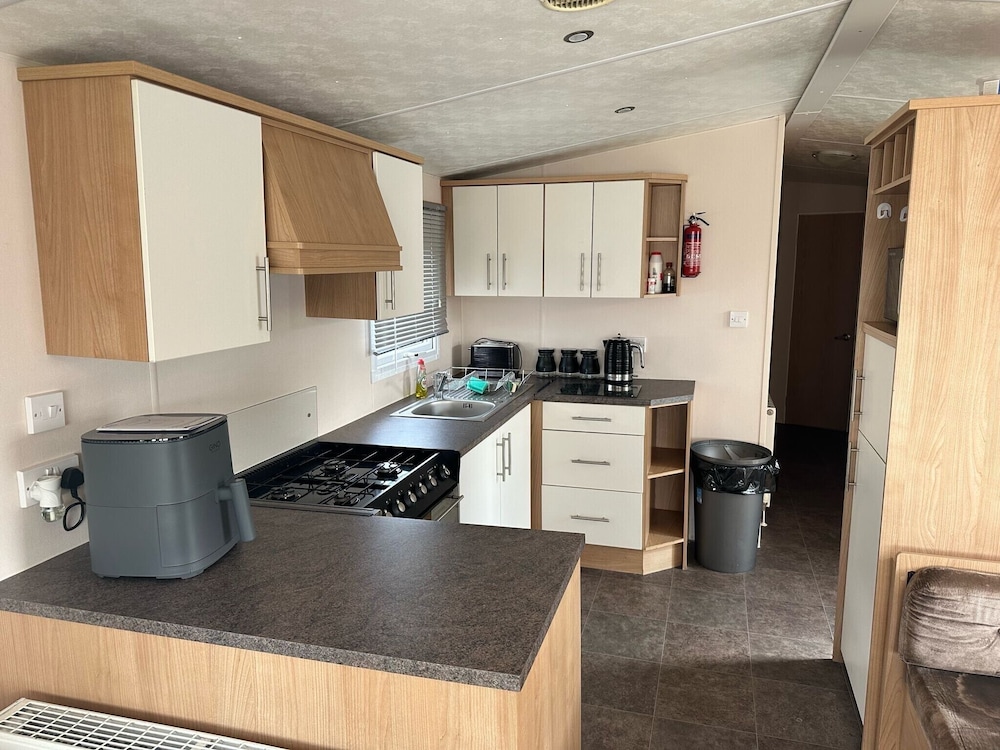 3 Bedroom Caravan - Sleeps 6, Pool & Garden