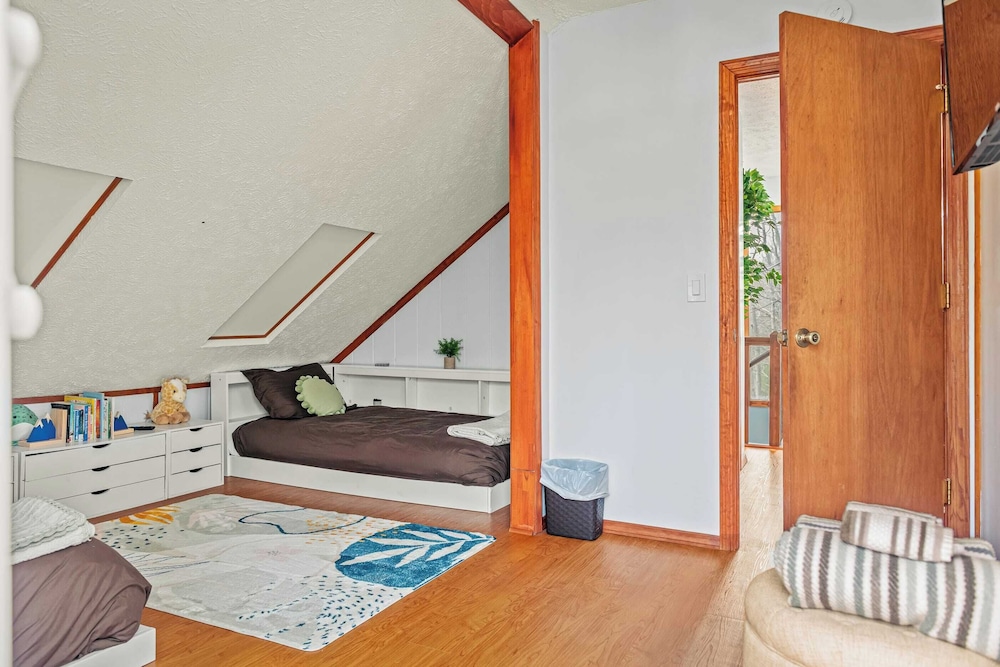 Stylish Renovated Home Open Layout, Coffee Bar + Near Hiking & Waterfalls