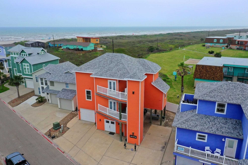 Beach Boardwalk, Pool Access & Ocean Views Coral Reef by Avantstay