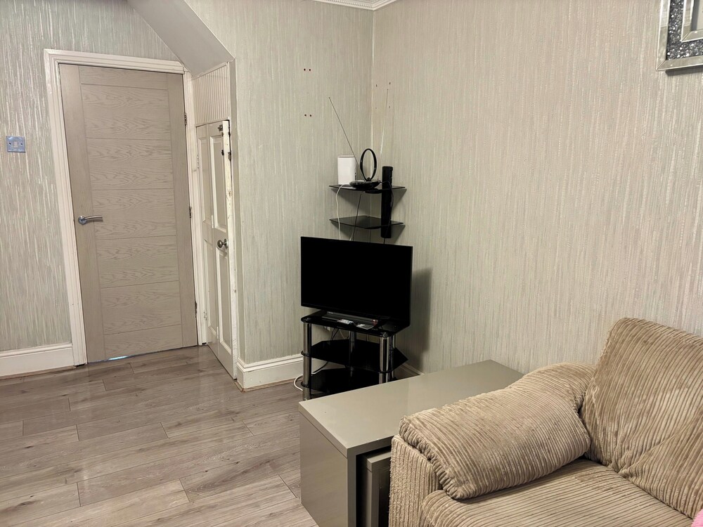 4 Bed House-sleeps 7-free Parking