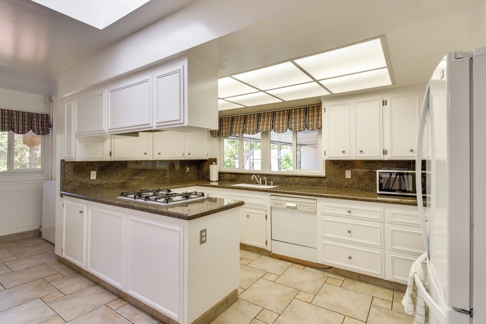 8 Mi to Dtwn: Spacious Home w/ Fire Pit in Fresno!