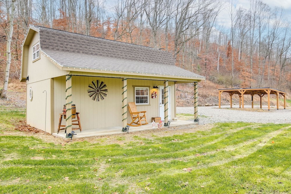 On 40 Acres: Charming Cabin in Zanesville!