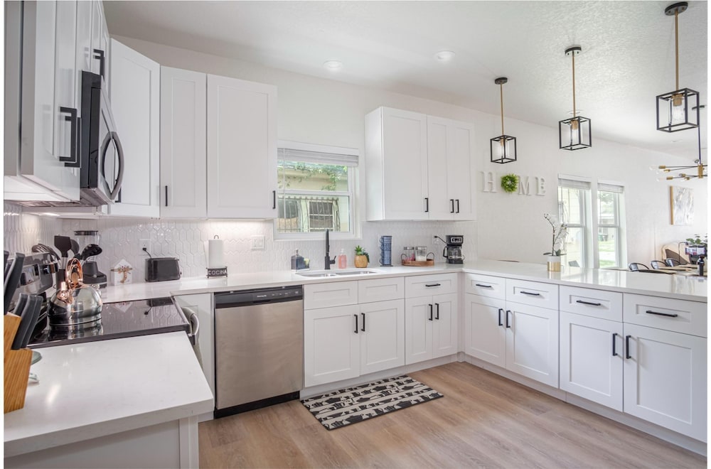 Vibrant 4BR 3BA Oasis Near Happy Downtown