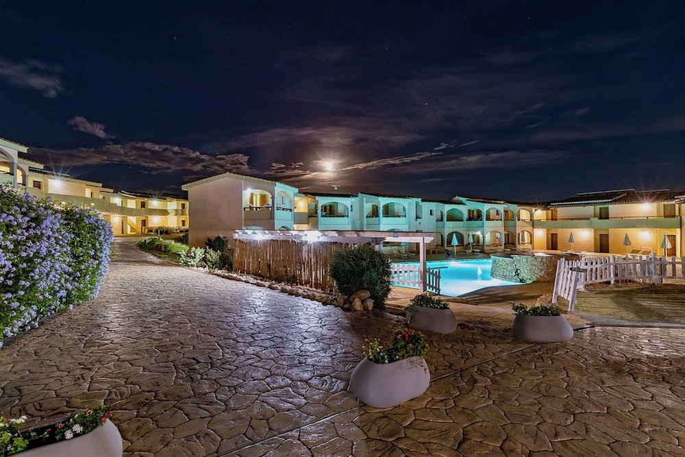 Hotel with swimming pool just 300 mt from the Baia delle Mimose-beach