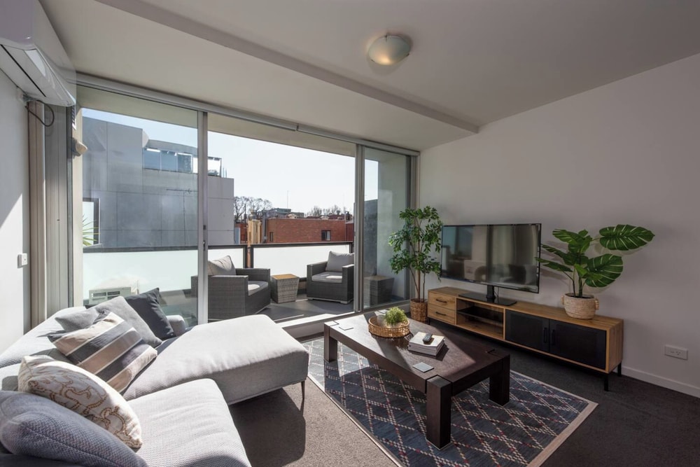 Central 2BR in Prime Carlton Location w/ Parking!
