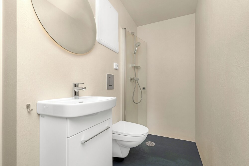 Central Guest House - Private Bathroom