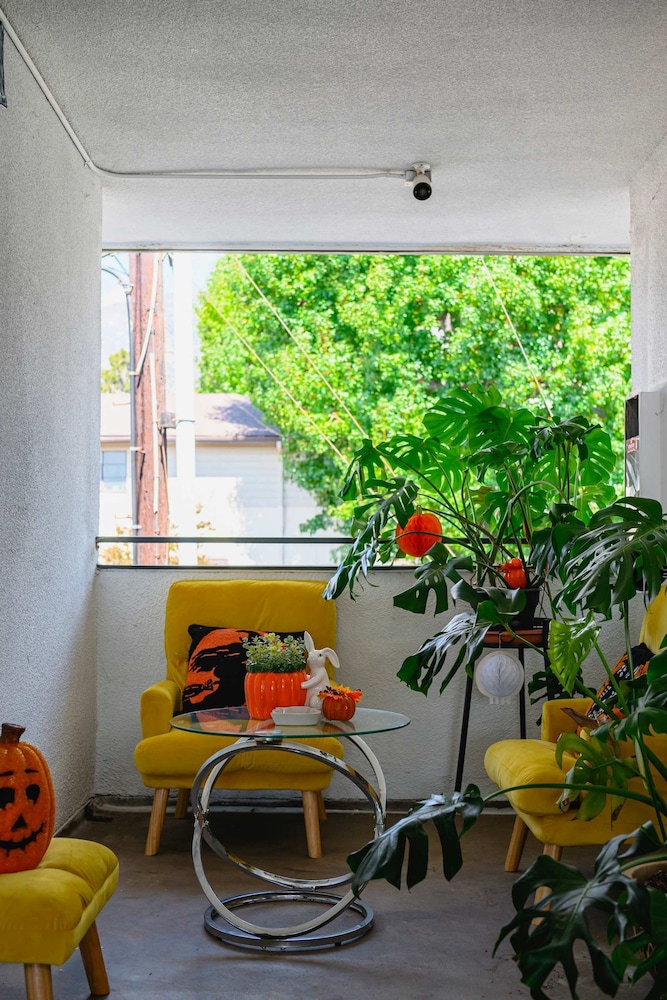 Foothills Oasis w Private Balcony Free Parking 3