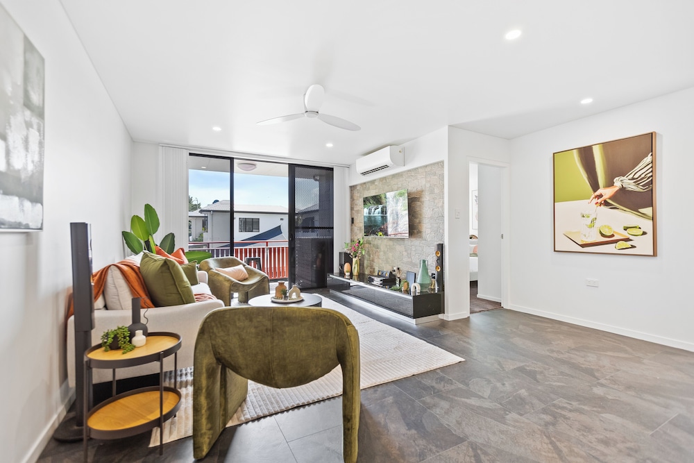 Modern Apartment with Esplanade Views