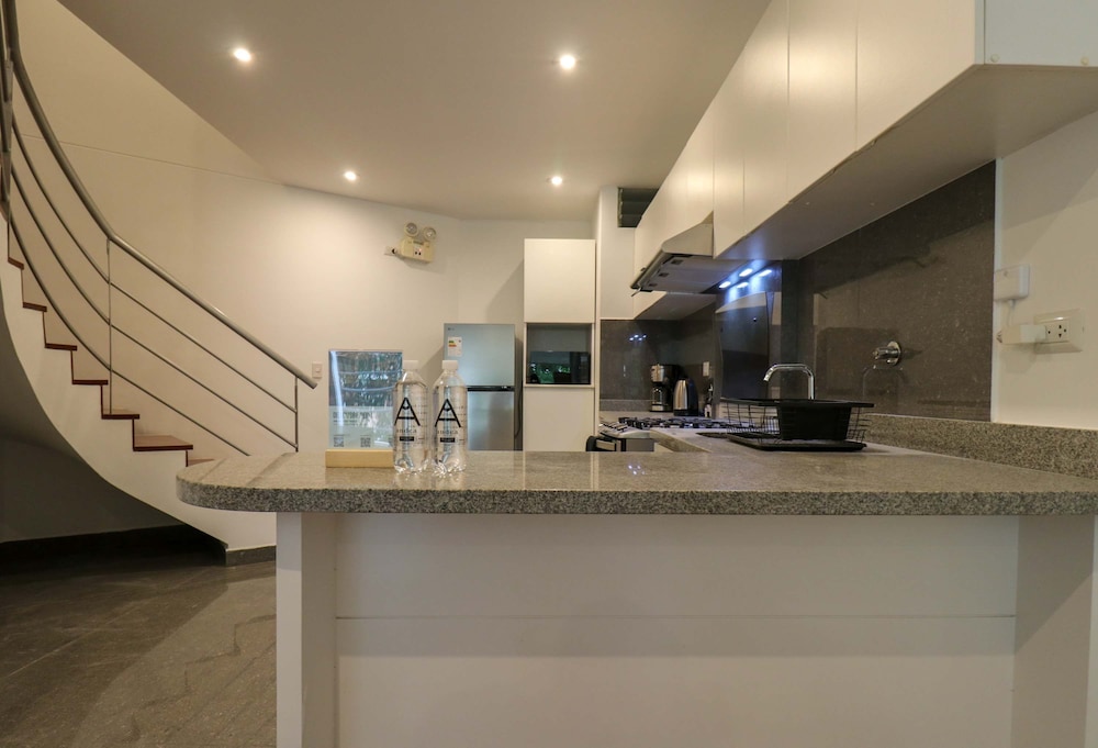 w Graceful 1BR With Balcony in Miraflores