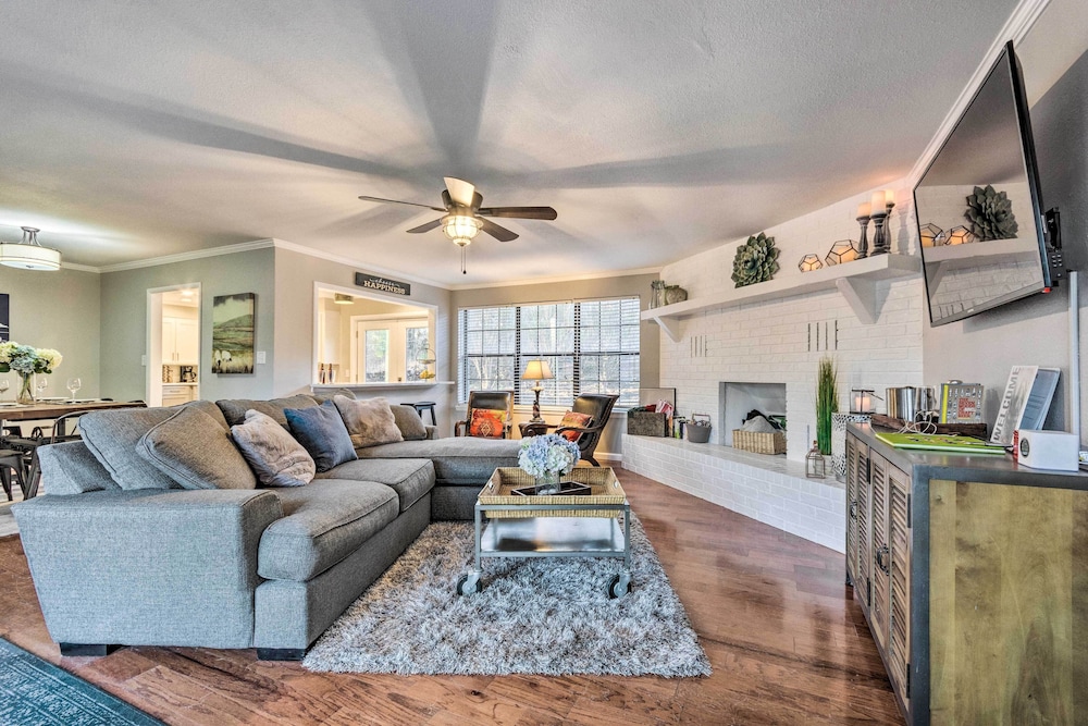 Lake Views, Boat Dock, Patio, Game Room, Fire Pit! view 3