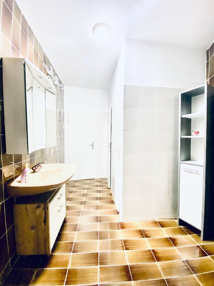 Spacious 4BR Apt Perfect for Groups