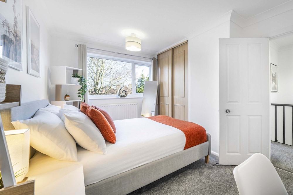 Elegant 4BR House Near City Centre Angus Suites