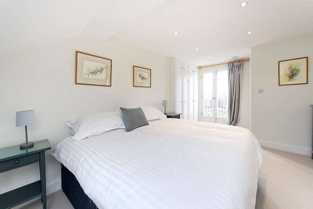 Spacious 4 Bed House, Battersea