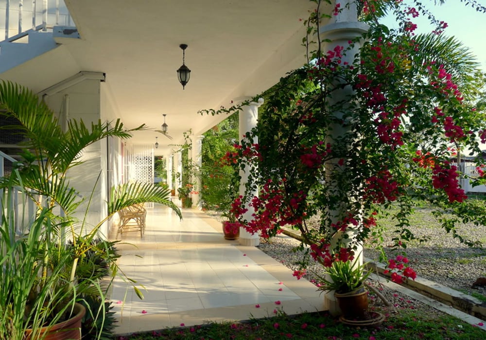 Red Door Apartments photo 4