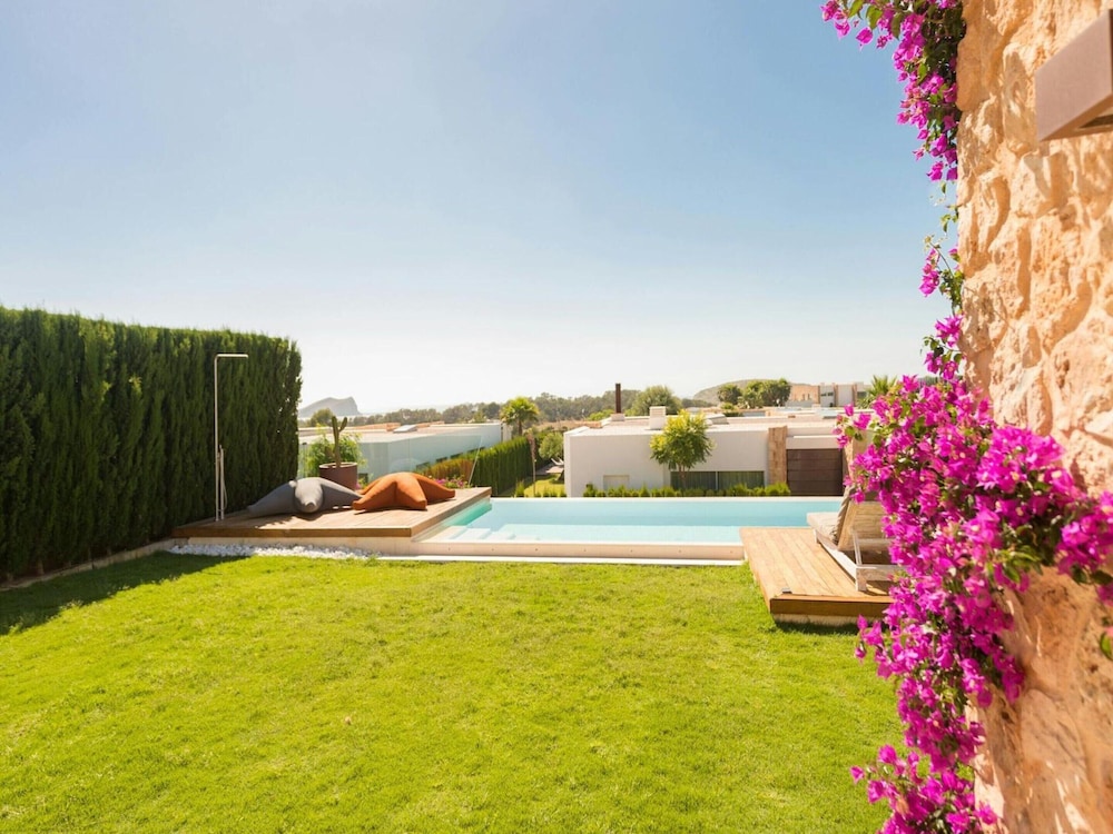Stunning Villa With Modern Appliances
