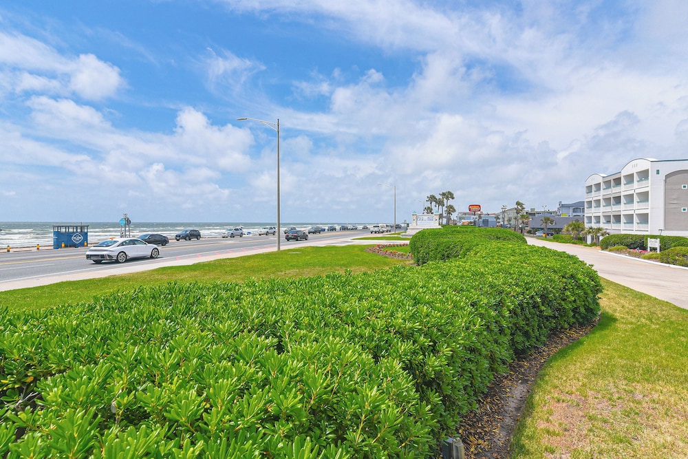 Steps to Babes Beach: Condo w/ Pool in Galveston