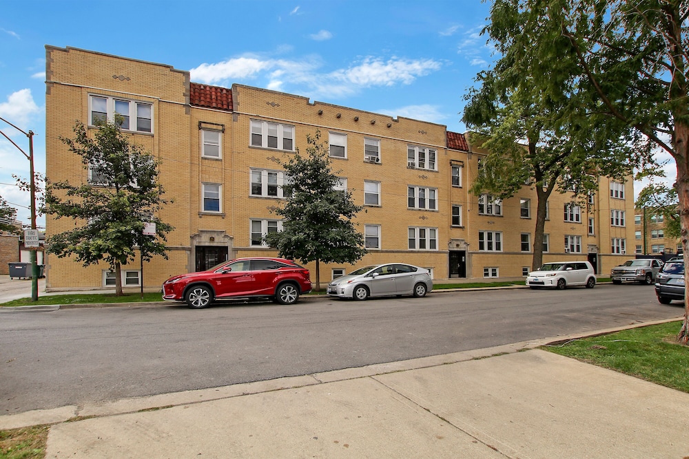 1BR Vibrant Apt in Old Irving Park view 2